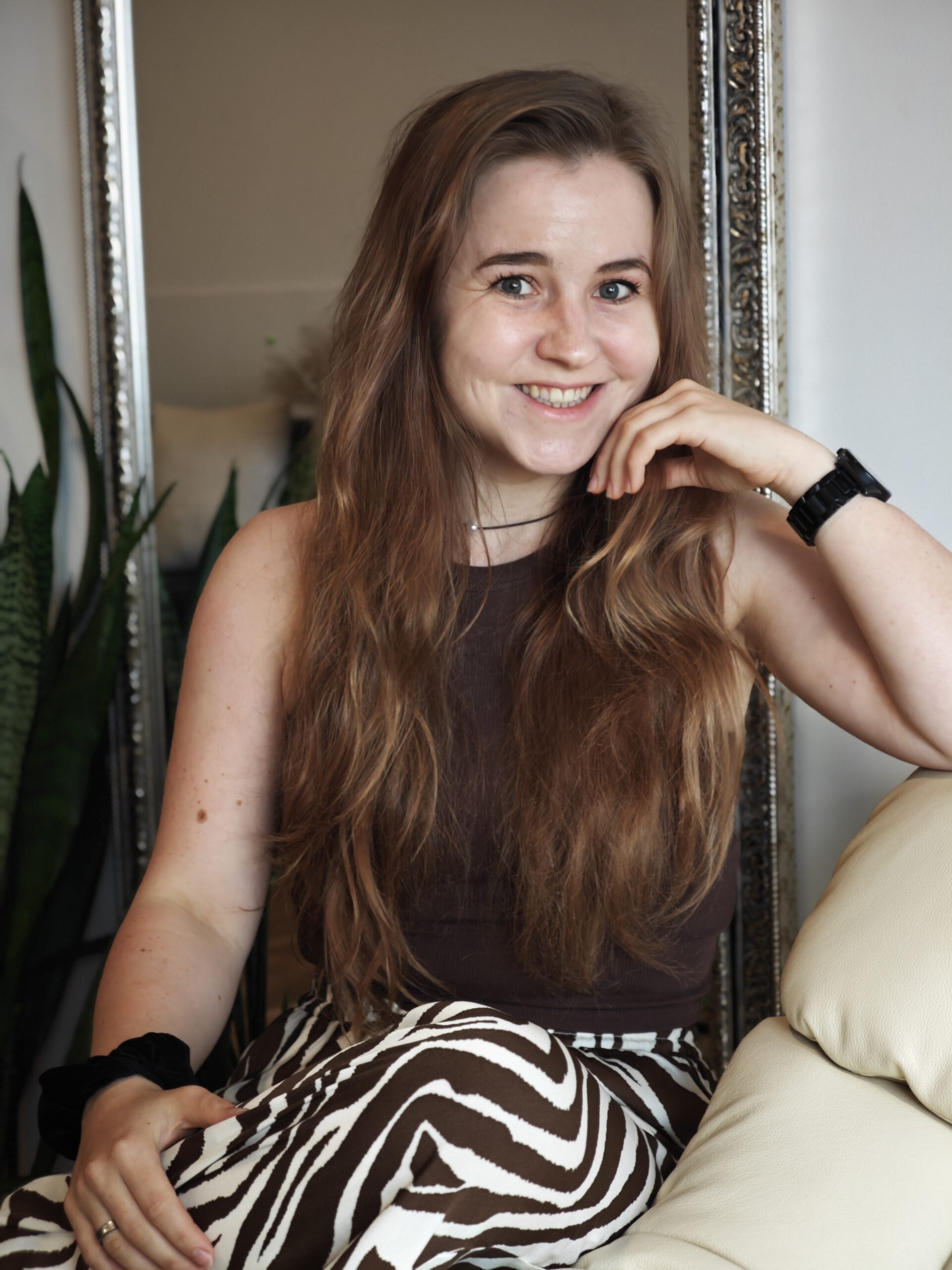 ich junge Frau mit langen Haaren (ich), lächelnd in meiner Praxis, Portrait